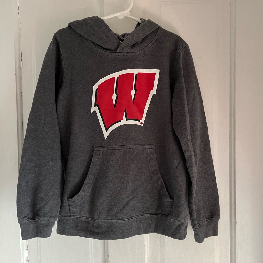 Outer Stuff Boys Grey University of Wisconsin hoodie red flying W logo sz small